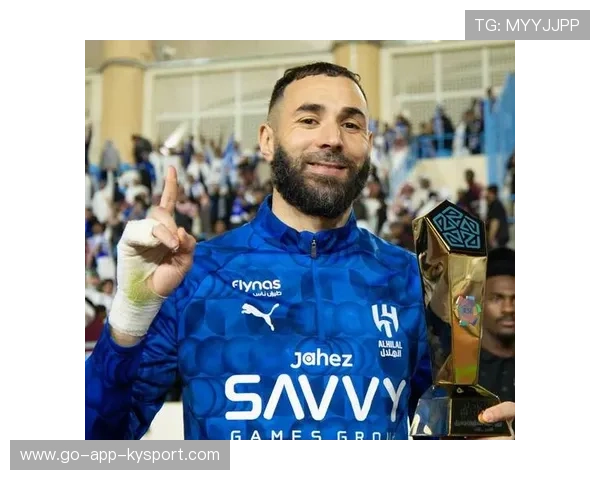 利雅得新月官方确认本泽马转会费细节,双方签约至2027年