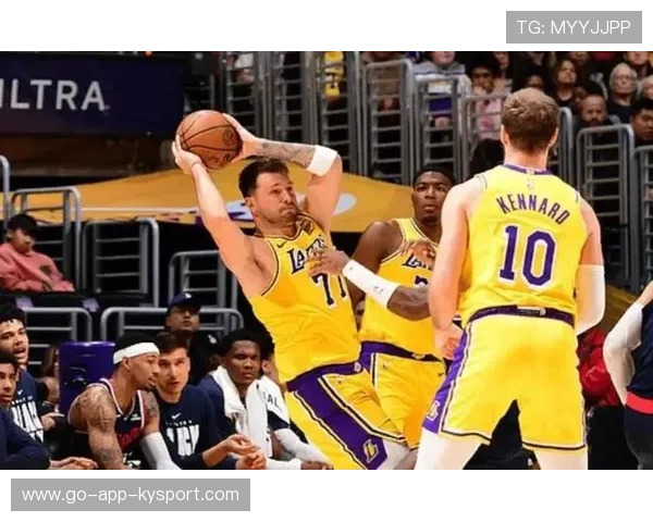 洛杉矶湖人对阵洛杉矶快船：海斯 禁区封盖，比分拉锯到最后，洛杉矶湖人队与快船直播